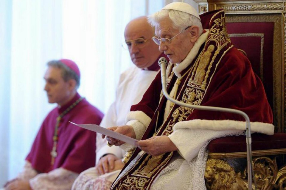Benedikto XVI.a aita santua. EFE.