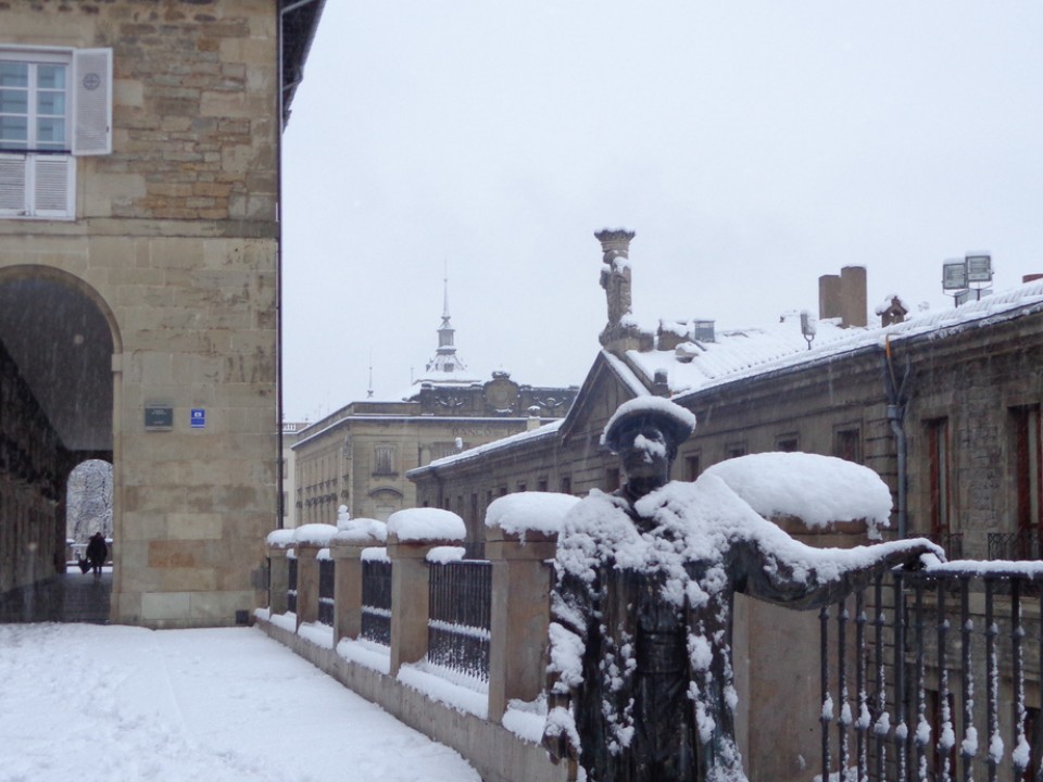 Celedón cubierto de nieve en Vitoria-Gasteiz. Foto: Jose María Alonso