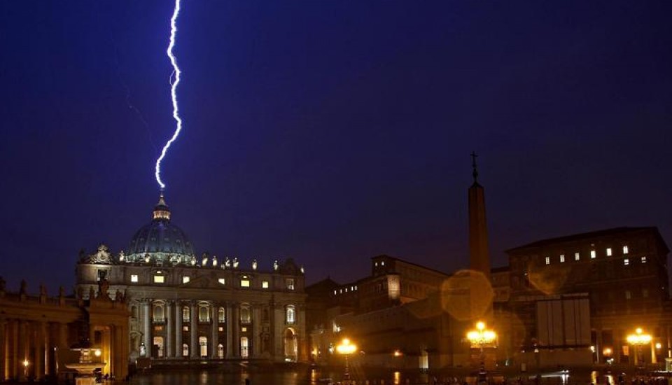 Aita santuak uko egin zuen egunean Vatikanoan egindako argazki bat. EFE