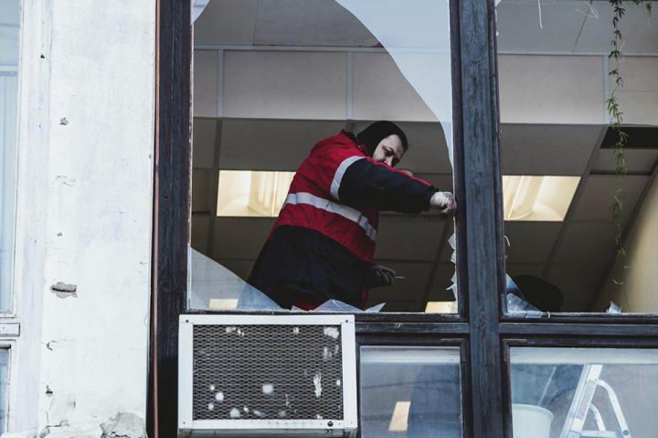 Milaka leiho apurtu dira hedatze-uhinaren ondorioz. Argazkia: EFE