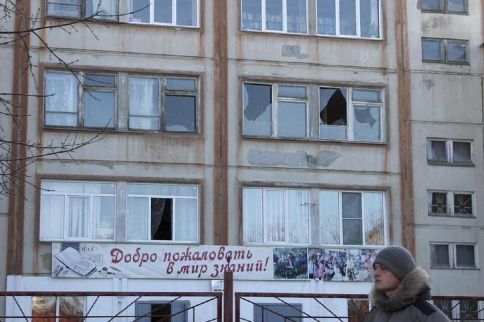 Milaka leiho apurtu dira hedatze-uhinaren ondorioz. Argazkia: EFE