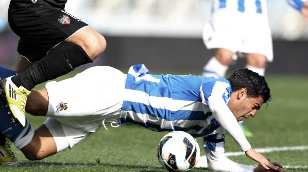 Carlos Vela en una jugada con la Real Sociedad. Foto: EFE.