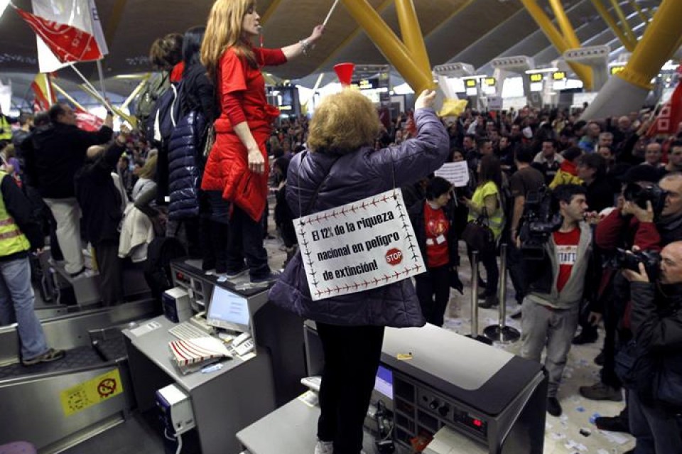 Iberiako langileen protesta Madrileko aireportuaren barruan.