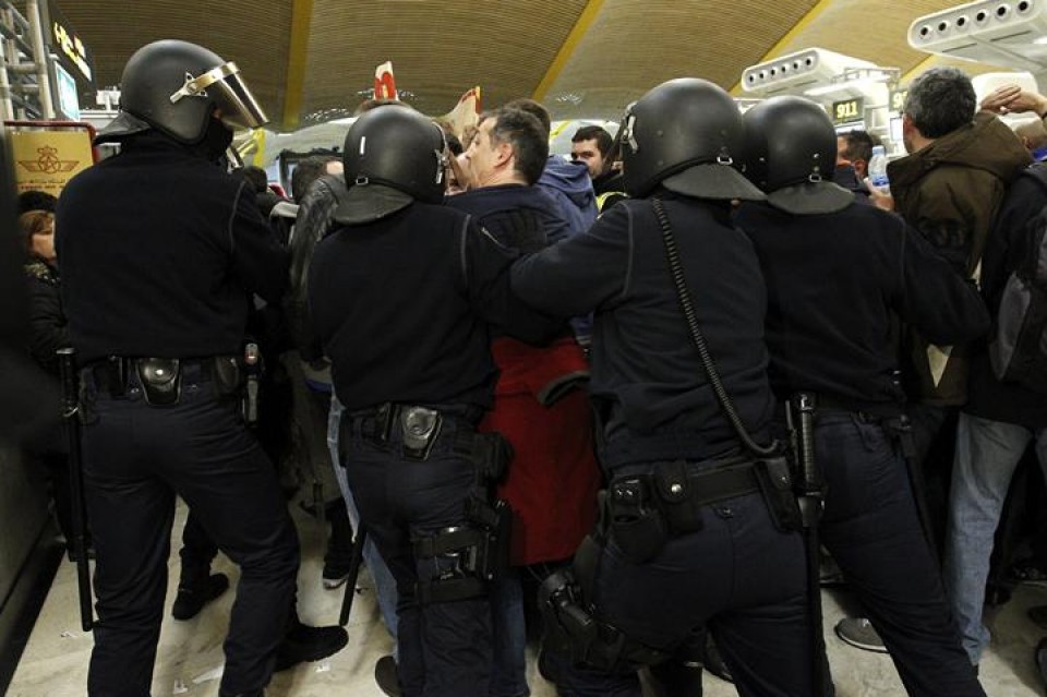 La policía carga contra los trabajdores de Iberia