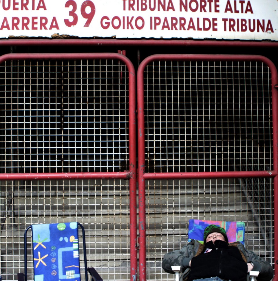 Ilarak San Mamesen derbirako sarrera bat lortzeko. EFE