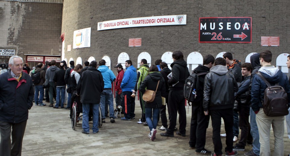 Ilarak San Mamesen derbirako sarrera bat lortzeko. EFE