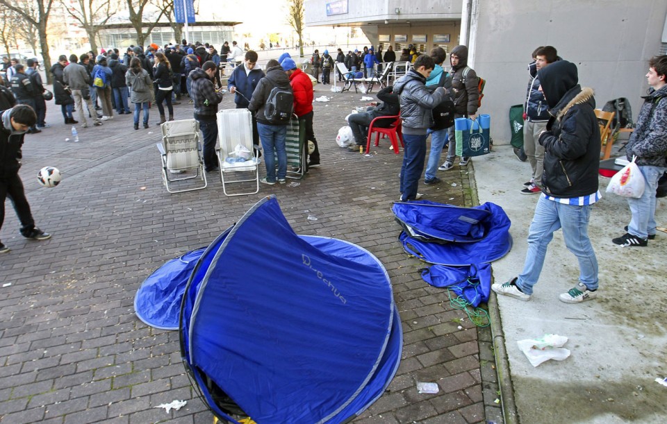 Realeko zaleak Anoetako ilaran sarrera bat erosteko. EFE
