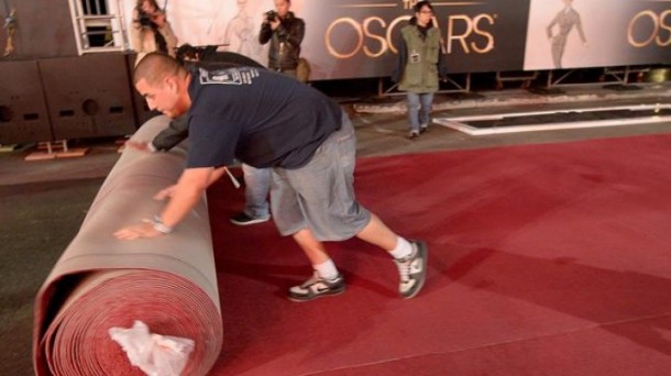 Un operario coloca la alfombra roja en la entrada del Teatro Dolby de Los Ángeles. Foto: EFE