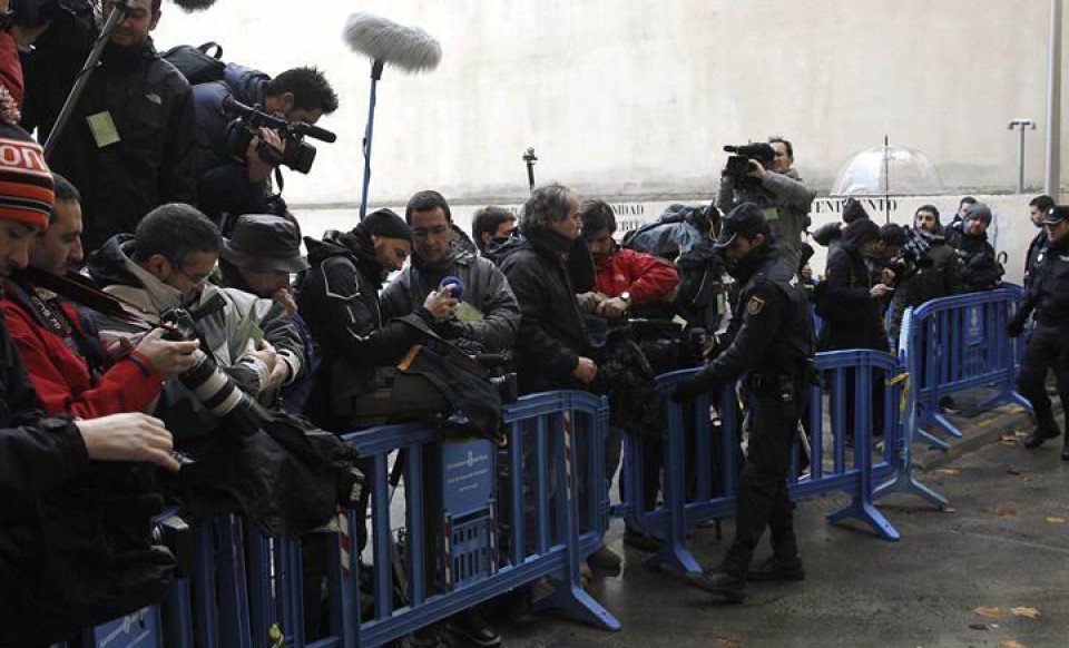 Hedabide ugari, epaitegien aurrean. Efe.