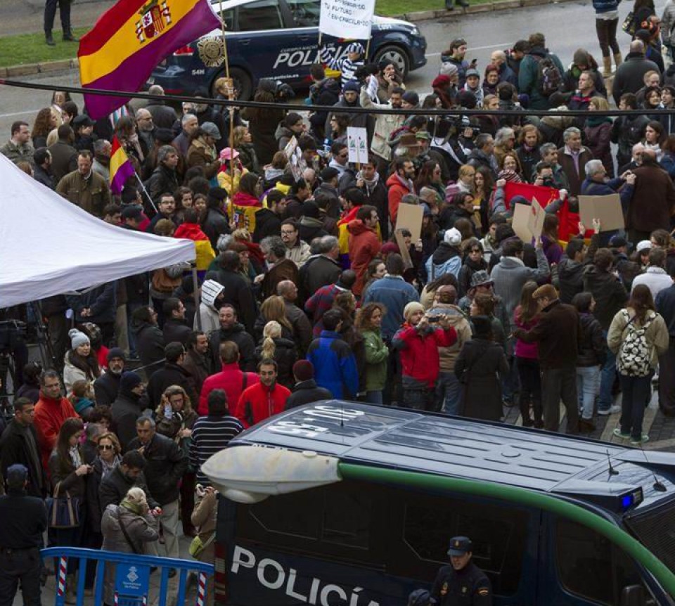 Protestak, epaitegien kanpoaldean. Efe.