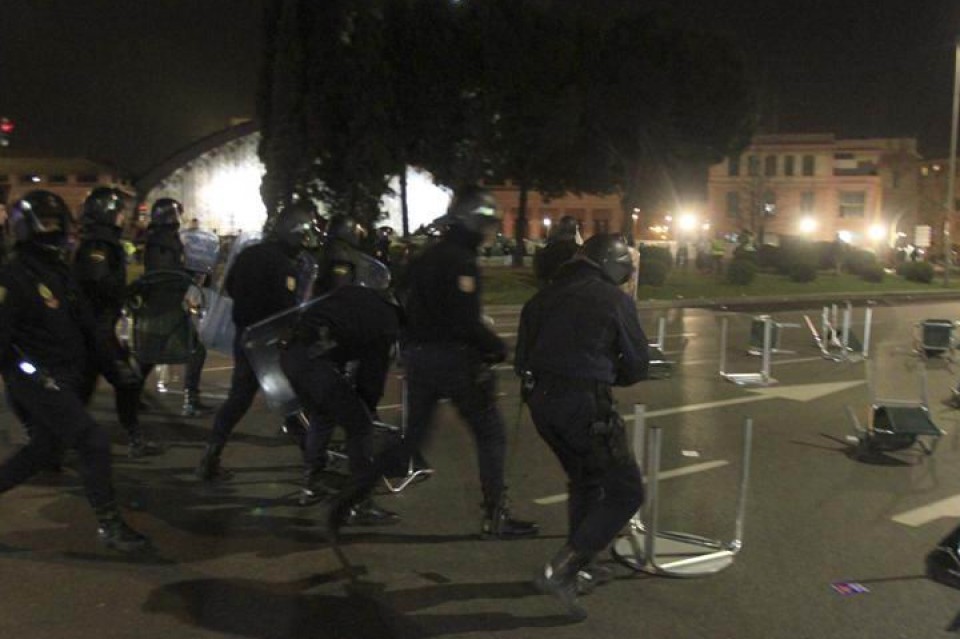 Cargas policiales con un grupo de encapuchados tras finalizar la manifestación. Foto: EFE
