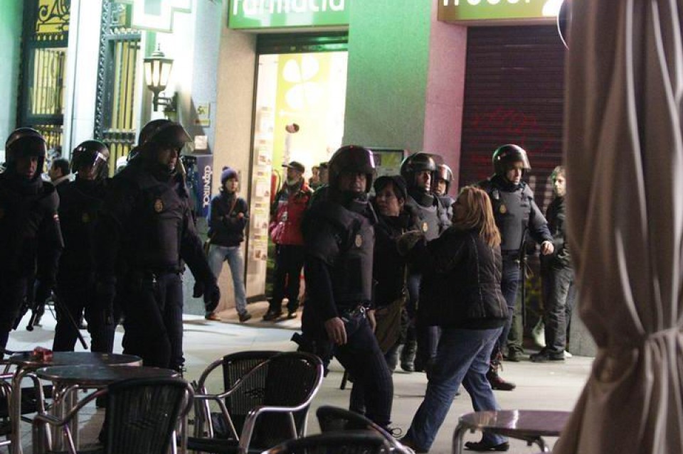 Cargas policiales con un grupo de encapuchados tras finalizar la manifestación. Foto: EFE