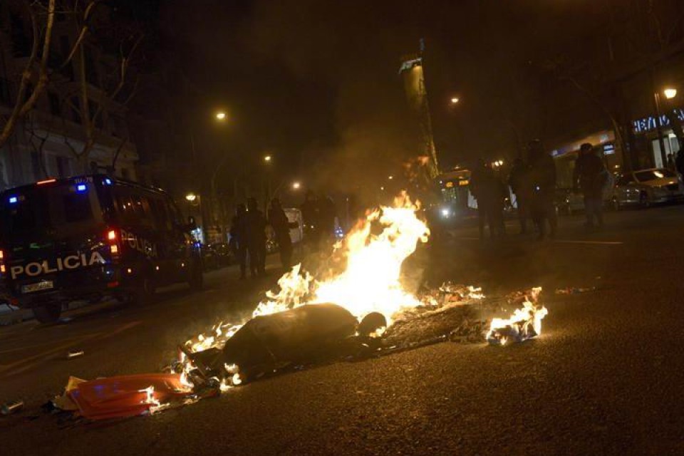Cargas policiales con un grupo de encapuchados tras finalizar la manifestación. Foto: EFE