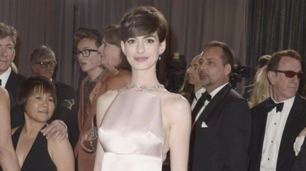Anne Hathaway con el polémico vestido de Prada en la alfombra roja de los Óscar. Foto: EFE