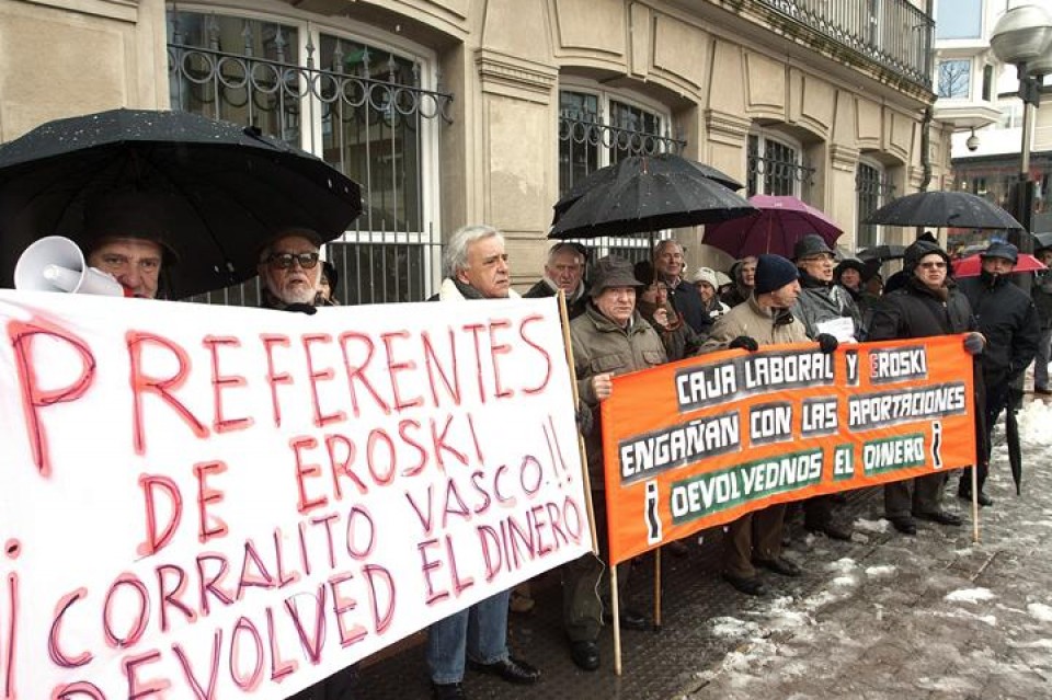 Protesta ciudadana contra las preferentes vendidas por Eroski. Efe.