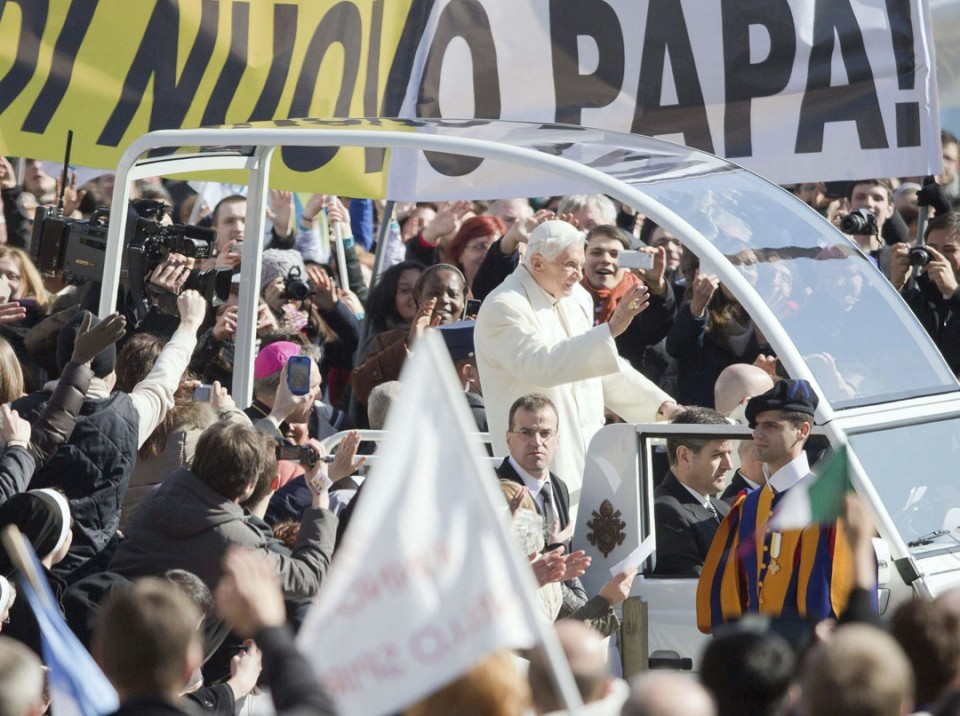 Benedikto XVI.a aita santua fededunak agurtzen. Argazkia:EFE.
