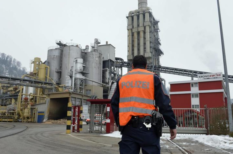 Al menos 3 personas han muerto en un tiroteo en una empresa maderera en Suiza. 