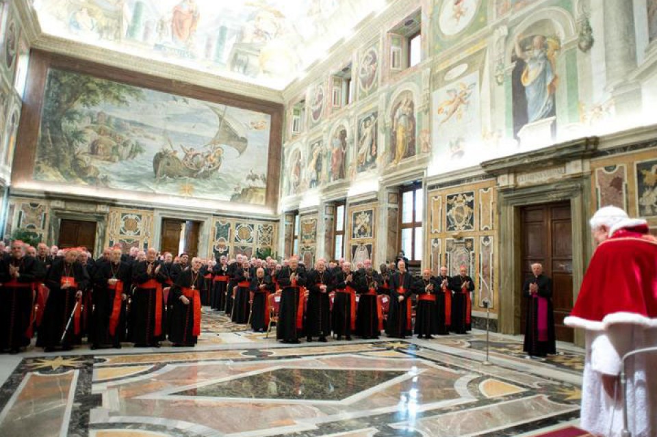 Benedicto XVI se despide de los cardenales 