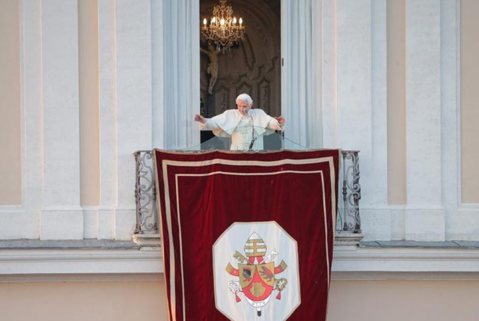 Benedicto XVI se despide desde el balcón de Castel Gandolfo