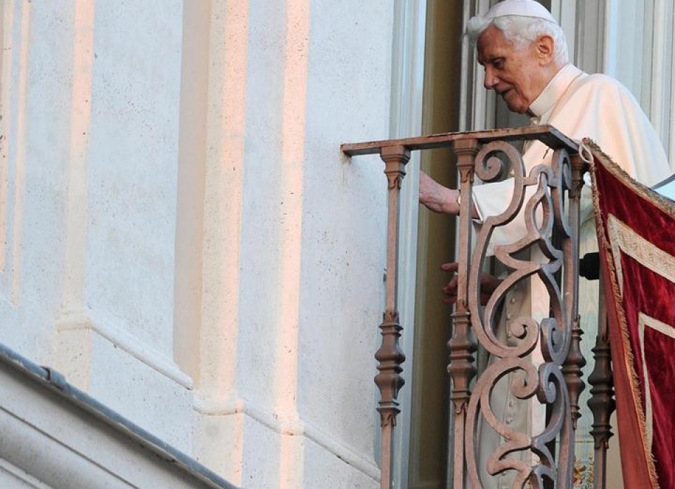 Benedikto XVI.ak aita santua izateari utzi dio