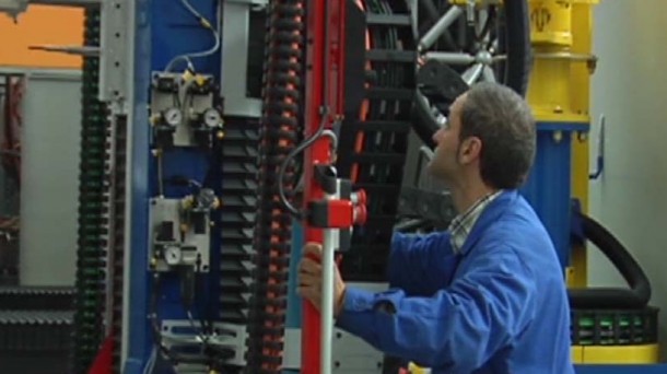 Un trabajador desempeña su labor en su puesto. Imagen de archivo captada de un vídeo emitido en ETB.