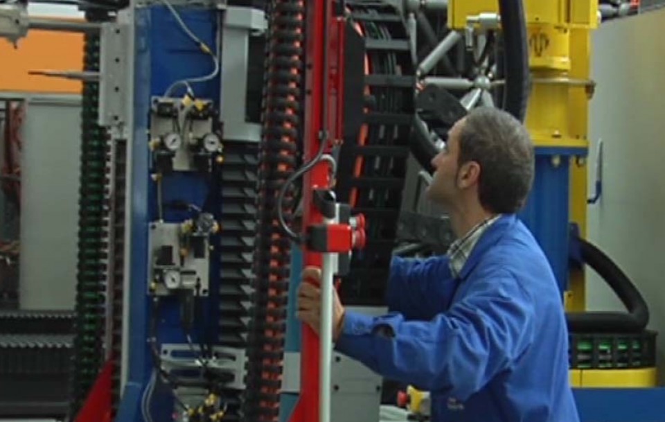Un trabajador desempeña su labor en su puesto. Imagen de archivo captada de un vídeo emitido en ETB.