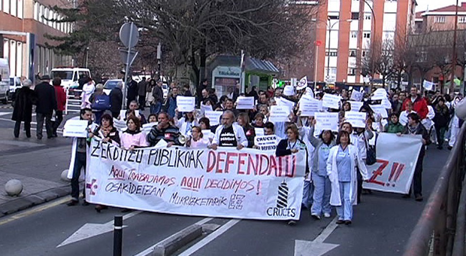 Trabajadores de Osakidetza se concentran todos los viernes en el Hospital de Cruces