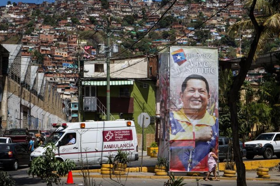 Hugo Chavezen aldeko kartel bat, Caracasen. Argazkia: Efe