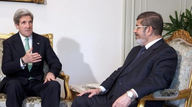 John Kerry, este domingo junto al presidente egipcio, Mohamed Mursi. EFE