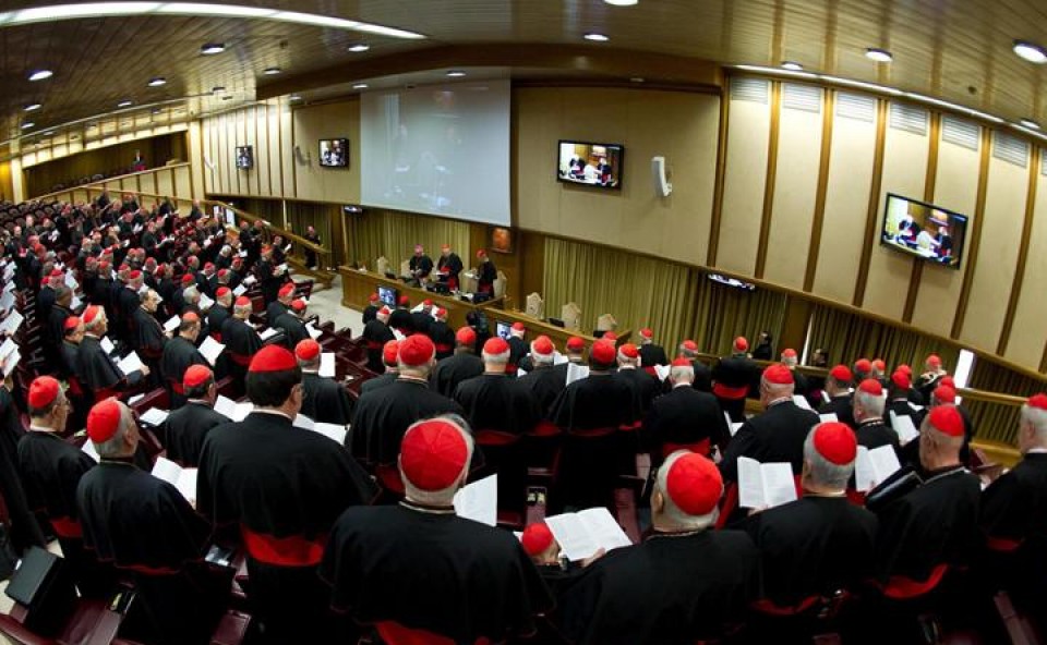 El camarlengo, Tarcisio Bertone, junto a otros cardenales. EFE/Osservatore Romano