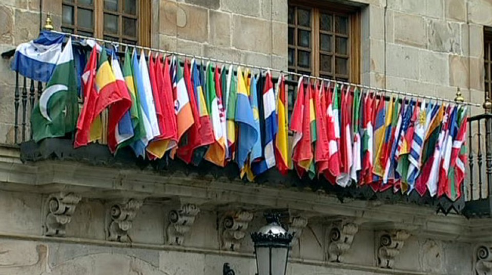 Las banderas en el ayuntamiento de Bergara.