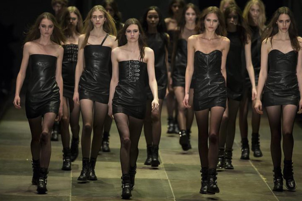 2013-2014ko udazken-negurako proposamenak aurkeztu ditu Saint Laurent etxeak Parisen. Argazkia: EFE