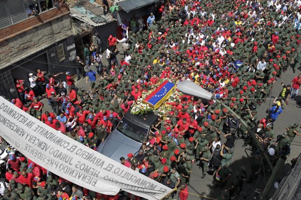 Una marea roja despide a Hugo Chávez