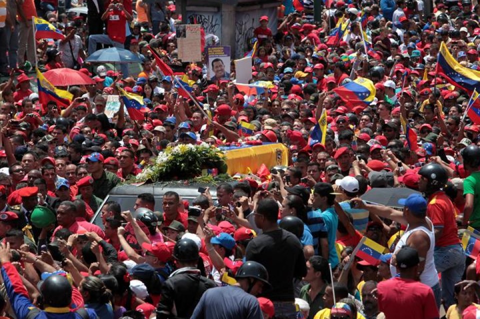 Miles de seguidores de Hugo Chávez despiden en las calles al presidente. EFE