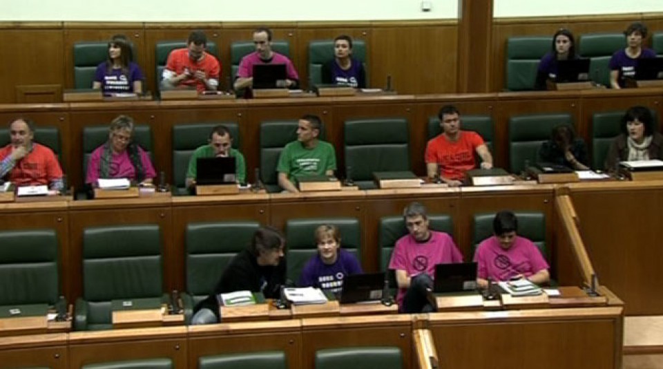 Los parlamentarios de EH Bildu portan camisetas contra los recortes y los ERE. EITB