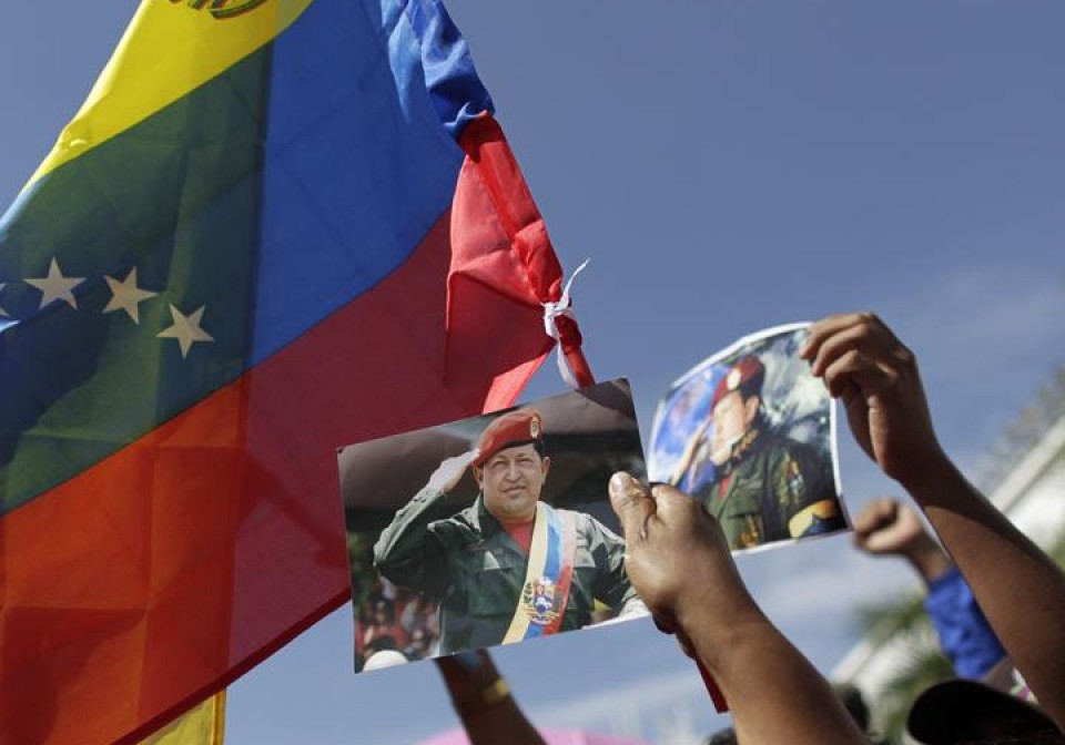Venezolarrak Hugo Chavezen argazkiak eskuetan dituztela. Argazkia: EFE