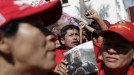 Venezolarrak Hugo Chavezen argazkiak eskuetan dituztela. Argazkia: EFE title=