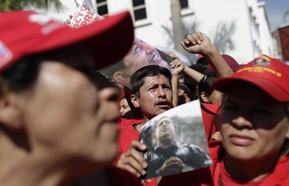 Venezolarrak Hugo Chavezen argazkiak eskuetan dituztela. Argazkia: EFE