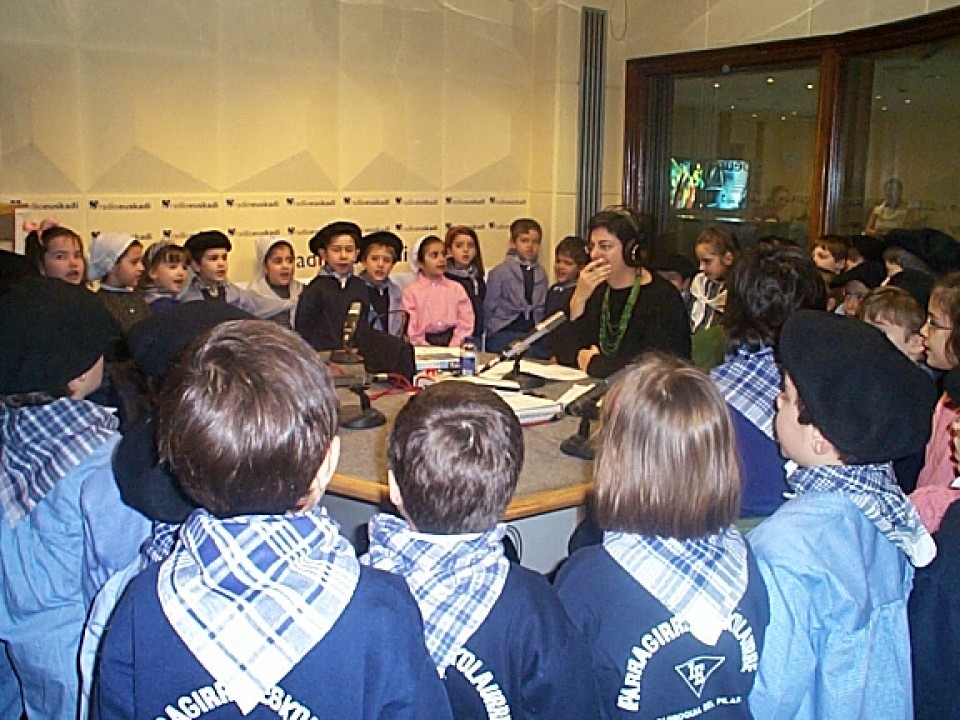 Los niños de Iparragirre Eskolaurre en Radio Euskadi, cantando a Santa Ageda en 2002.