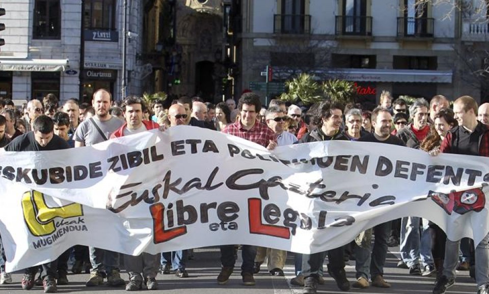 Cientos de personas apoyan en Donostia a 15 condenados de Segi