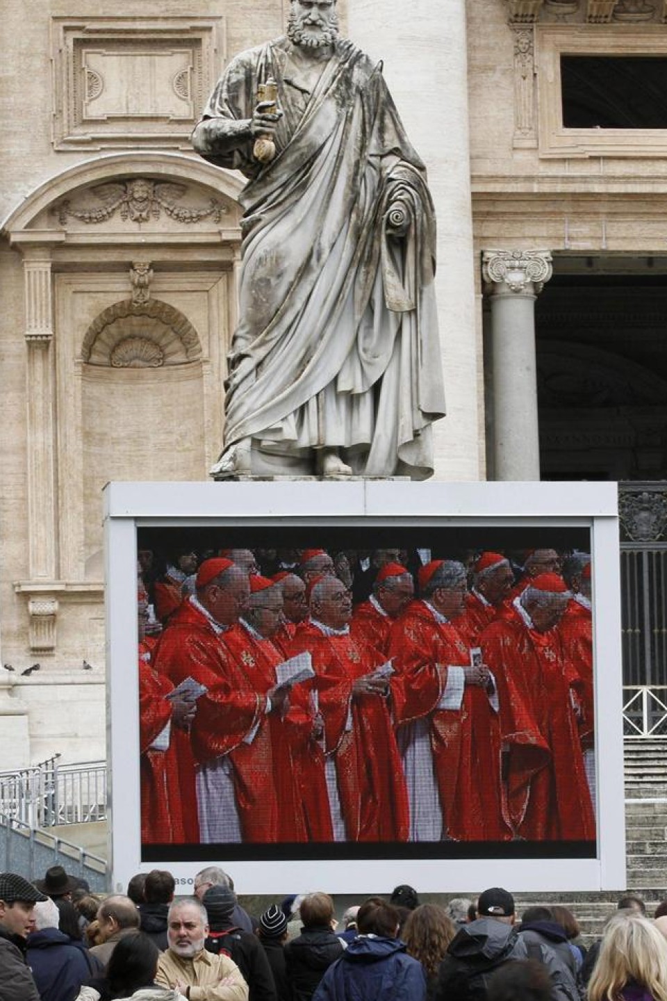 Hainbat pertsona 'Pro eligendo ponticifem' meza ikusten, San Petri plazan. Argazkia: EFE