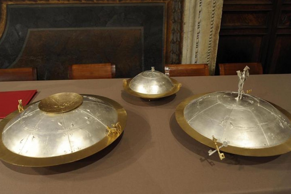 Kardinalek txartelak sartzeko erabiliko dituzten kutxak. Argazkia: EFE