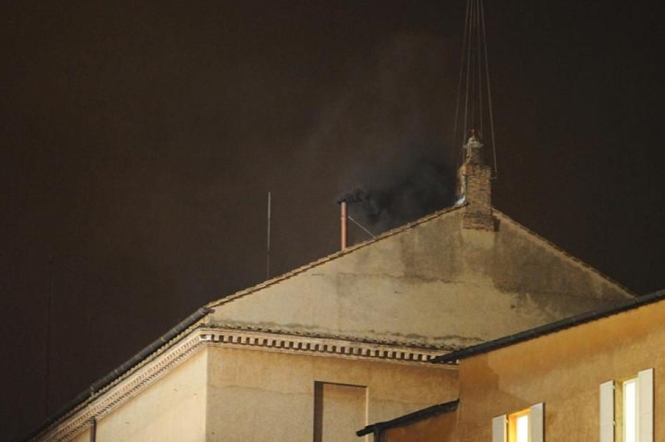 Ke beltza, aita santua aukeratzeko konklabearen lehen egunean. Argazkia: EFE