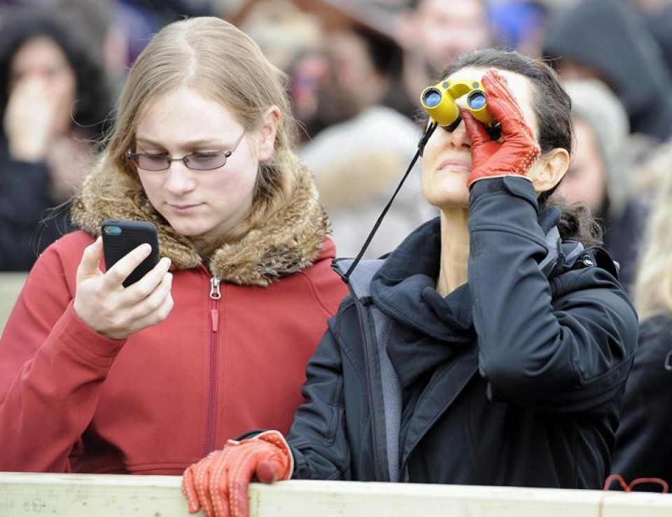 Bi emakume San Petri plazan zain, konklabearen bigarren egunean. Argazkia: EFE