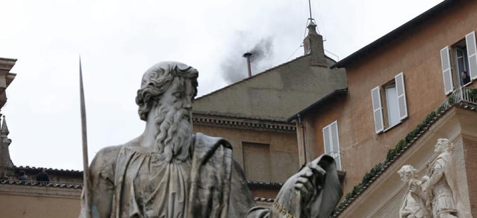 Ke beltza atera da Vatikanoko tximiniatik, konklabearen bigarren eguneko goizeko saioaren ostean. Argazkia: EFE