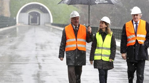 La consejera, Ana Oregi, durante su visita a las obras del TAV en Beasain.