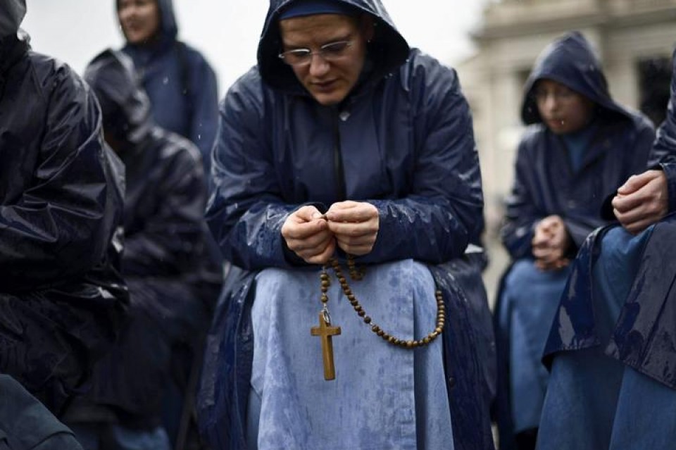 Mojak otoitz egiten, San Petri plazan, konklabearen bigarren egunean. Argazkia: EFE