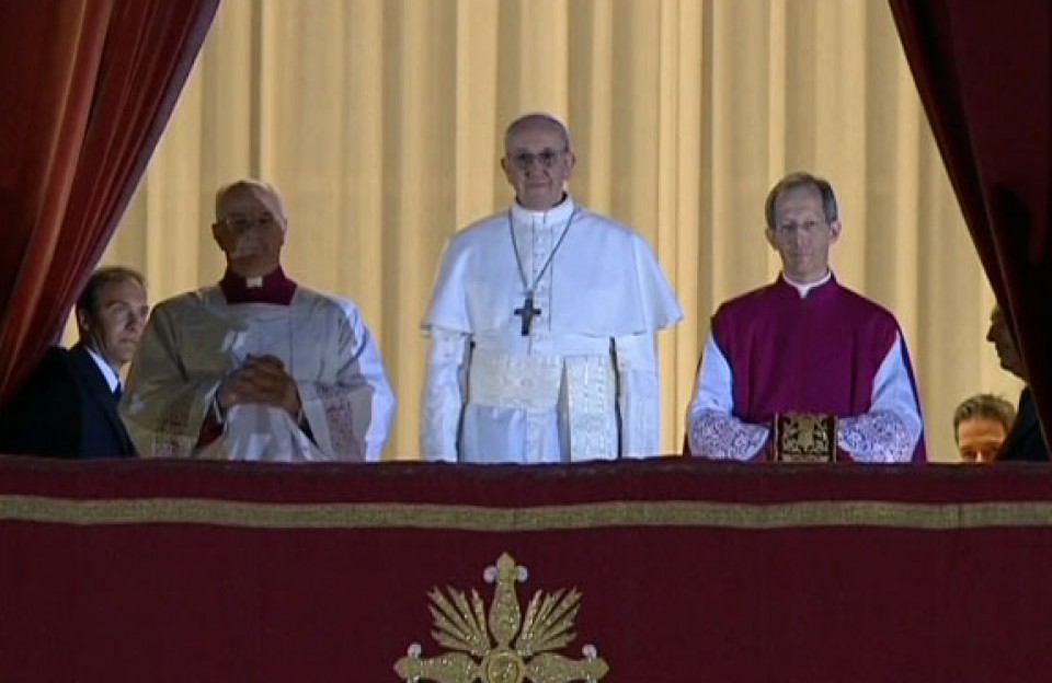 El papa Francisco saluda a la multitud desde el balcón del Palacio Apostólico. EFE