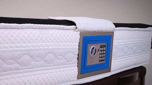Mundo Raro: un colchón... ¡con caja fuerte!