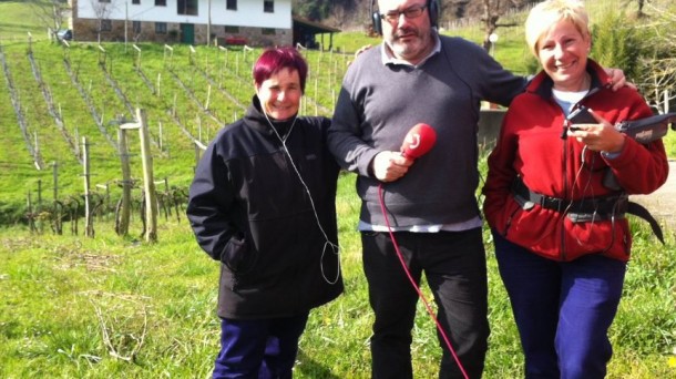 Descorchando la cosecha de Bakio, en el Txakoli Eguna 2013